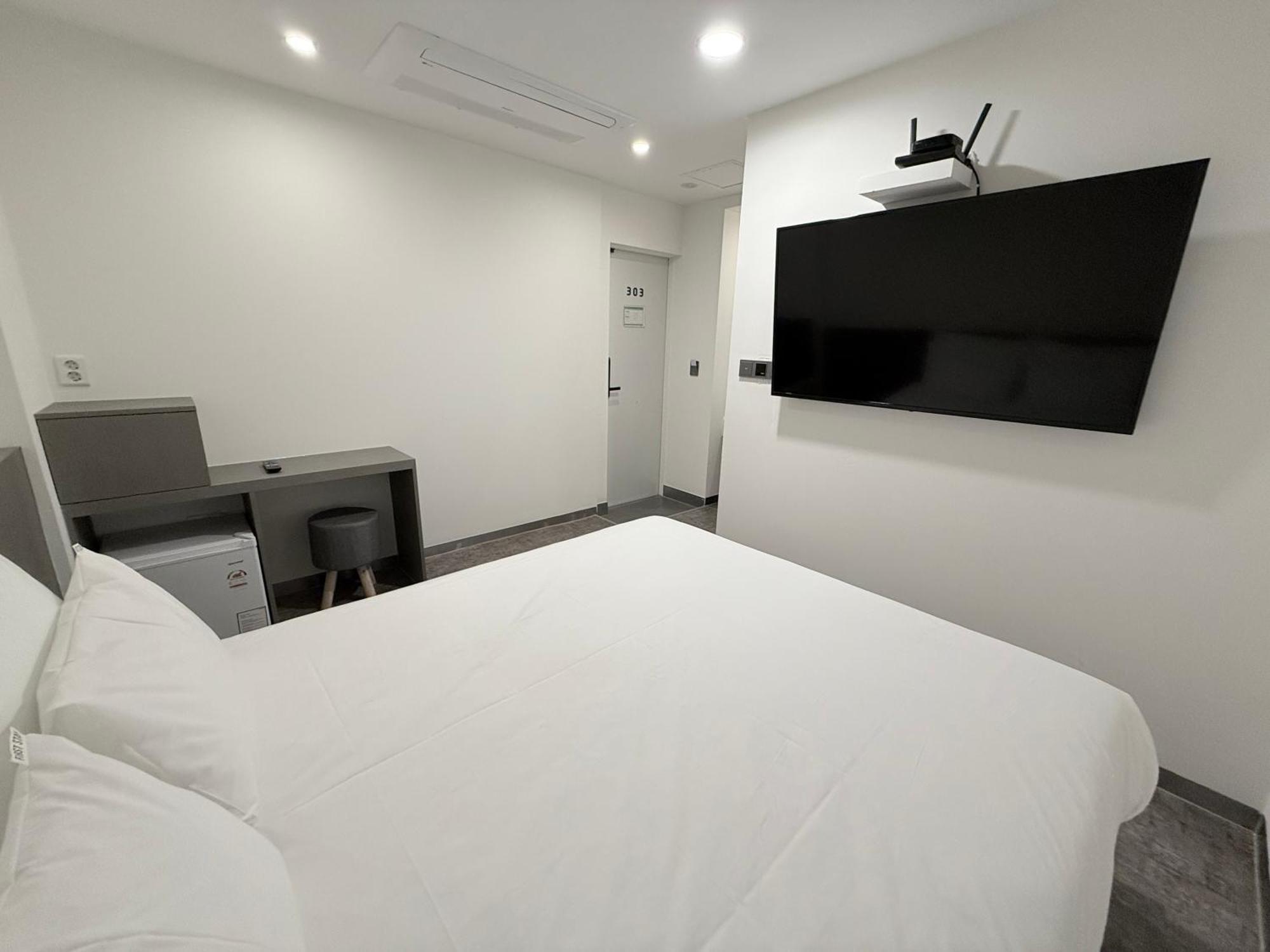 Firststay Hongdae 2*