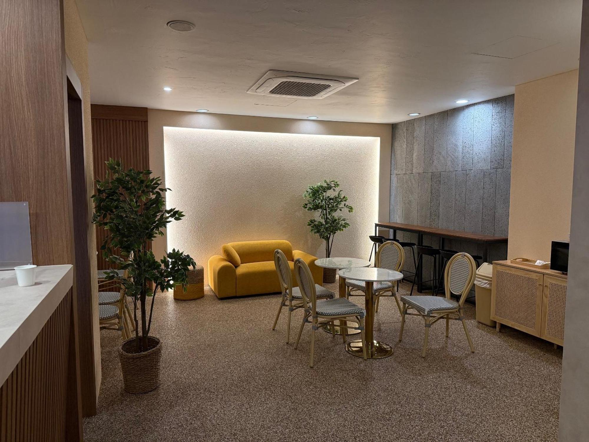 Hotel Firststay Hongdae 2*